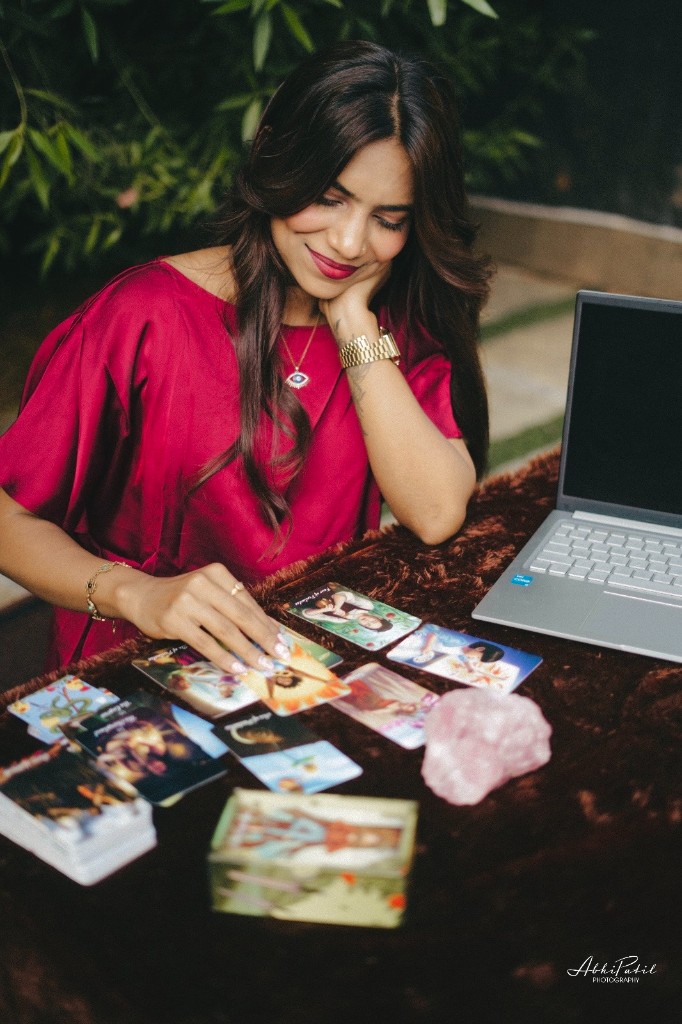 Vedika Chougle conducting a tarot reading